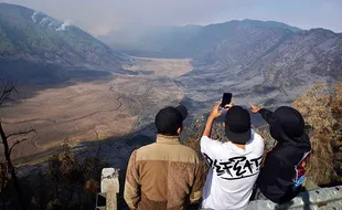 Wisata Gunung Bromo Ditutup Total Dampak Kebakaran Hutan dan Lahan