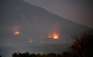 Kebakaran Hutan di Kawasan Lereng Gunung Agung Bali