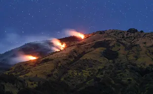 Kebakaran di Lereng Gunung Sumbing, Puluhan Pendaki Dievakuasi