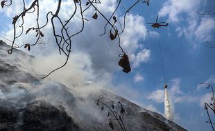 Helikopter Water Bombing BNPB Padamkan Kebakaran di TPA Putri Cempo Solo