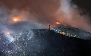 Bantu Padamkan Api di TPA Putri Cempo Solo, Sragen Kirim 1 Unit Mobil Damkar