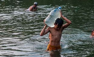 Dampak Sumur Mengering, Warga Lebak Manfaatkan Air Sungai Ciberang