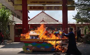 Sembahyang King Hoo Ping di Solo, Umat Konghuchu Bakar Bahtera untuk Leluhur