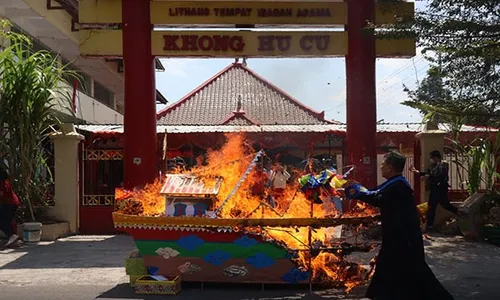 Sembahyang King Hoo Ping di Solo, Umat Konghuchu Bakar Bahtera untuk Leluhur