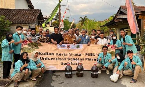 Tim 223 KKN UNS Ajari Petani Kemuning Karanganyar Olah Urine Kambing Jadi POC