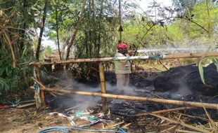 Bakar Sampah Berujung Kebakaran Lahan di Magelang, Petugas Damkar Turun Tangan