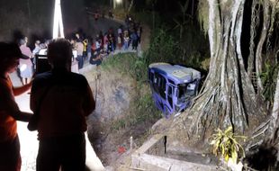 Minibus Terjun Bebas di Dekat Pohon Beringin yang Angker di Kerjo Karanganyar