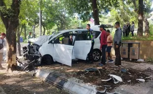 Sopir Diduga Alami Vertigo, Kijang Innova Tabrak Pelajar & Pemotor di Semarang