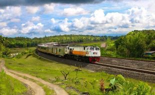 Kecepatan Terbatas, Jalur KA Terimbas Longsor Banyumas Akhirnya Bisa Dilewati