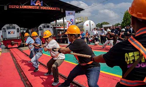 Potret Serunya Lomba Tarik Lokomotif Seberat 80 Ton di KAI Daop 6 Yogyakarta