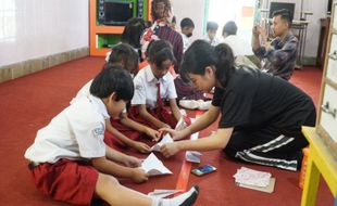 Keseruan Mahasiswa Jepang Ajari Siswa SD Salatiga Bikin Origami hingga Menari