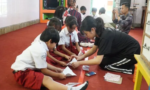 Keseruan Mahasiswa Jepang Ajari Siswa SD Salatiga Bikin Origami hingga Menari