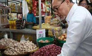 Borong Sembako di Pasar Legi Solo, Mendag Kaget Harga Bawang Terlalu Murah