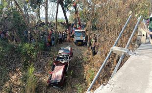 Mobil Panther Terjun dari Jembatan di Polokarto Sukoharjo, 1 Orang Meninggal