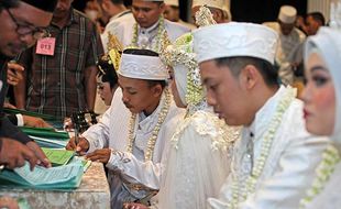 Momen Bahagia Ratusan Pasangan Pengantin Ikuti Nikah Massal di Surabaya