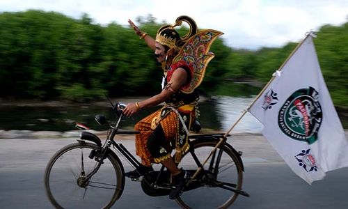 Berkostum Unik, Ribuan Penggemar Sepeda Tua Gowes Bareng di Bali