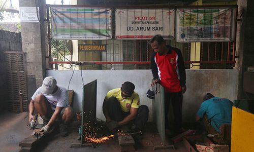 Mengintip Sentra Pandai Besi di Klaten Binaan YDBA, Bikin Produk Cangkul SNI