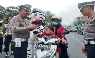 Polres Kebumen Bagikan Helm ke Pengguna Jalan di Simpang Empat Pegadaian