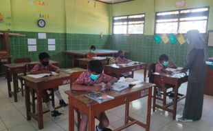 Kembali Belajar di Sekolah, Siswa SDN 2 Plesungan Karanganyar Gunakan Masker