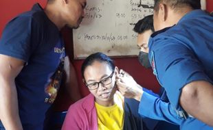 Sulit Copot Anting, Warga Kedawung Sragen Sambat ke Petugas Pemadam Kebakaran