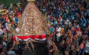 Momen Warga Berebut 30.000 Apam di Tradisi Sebaran Apam Keong Emas Boyolali