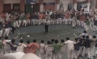 Viral! Siswa SMA Muhi Karanganyar Nangis Sesenggukan Lepas Guru Kimia Pensiun