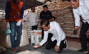 Presiden Jokowi Tinjau Stok Beras Pemerintah di Gudang Bulog Bogor