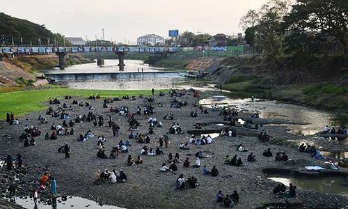 Warga Manfaatkan Sungai Madiun Mengering Jadi Lokasi Wisata Alternatif