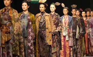 Puluhan Desainer Pamerkan Karya Busana di Surabaya Fashion Parade 2023