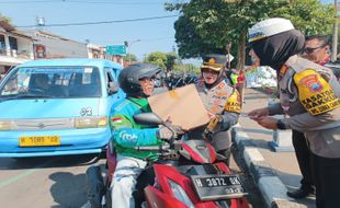 Taat Pajak Kendaraan, Driver Ojek Online di Salatiga Ini Peroleh Bingkisan