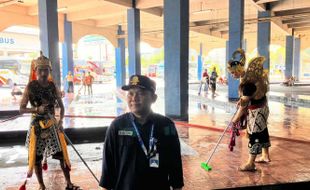 Mengintip Serunya Bersih-Bersih Terminal Tirtonadi Bareng "Gatotkaca Kembar"