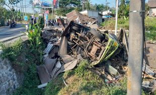 Alami Rem Blong, Truk Muatan Batok Kelapa Sawit Terguling di Sidorejo Salatiga