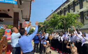 Hari Pertama PKKMB di Unisri, Mahasiswa Lepas Ratusan Burung dan Ribuan Ikan