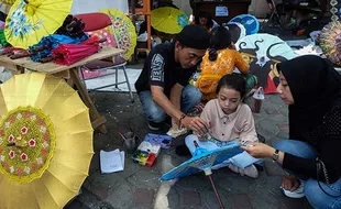 Workshop Lukis Payung Kertas Semarakkan Festival Payung Indonesia 2023 di Solo