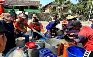 PT Semen Gresik Salurkan Air Bersih untuk Warga Rembang yang Alami Kekeringan