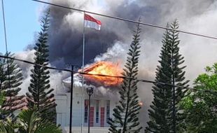 Kantor Bupati dan DPRD Pohuwato Gorontalo Dibakar dan Dirusak Massa