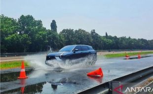 Berkat Wet Drive Mode Mitsubishi XFOrce Tetap Stabil Melintas Jalan Basah