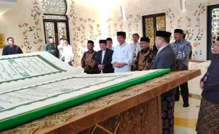 Al-Qur'an Terbesar di Dunia Hibah dari Jokowi Hiasi Masjid Sheikh Zayed Solo