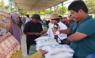 Beras 2 Ton Ludes dalam 2 Jam di Gesi Sragen karena Harga Rp10.500/kg