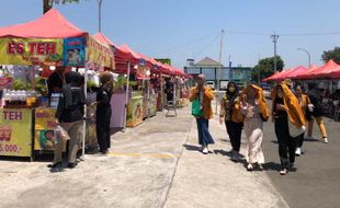 Puluhan Booth UMKM Ikut Ramaikan Solopos Youth Forum di Terminal Tirtonadi Solo