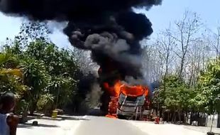 Bus Pariwisata di Ngawi Ludes Terbakar saat Diperbaiki