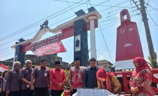 Wah! Ada Cangkul Raksasa Merah Putih Setinggi 3 Meter di Desa Padas Klaten