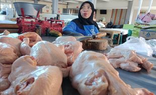 Harga Daging Ayam di Solo Meroket Lagi, Pedagang Pasar Legi Kurangi Stok Jualan