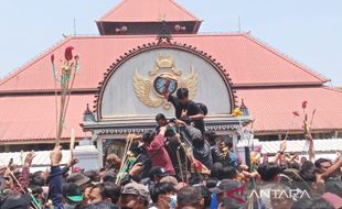 Seru! Ratusan Orang Berebut Gunungan di Grebeg Maulud Keraton Jogja