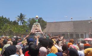 Gayeng! Warga Ampel Boyolali Ramai Rebutan Apam & Gunungan di Festival Saparan