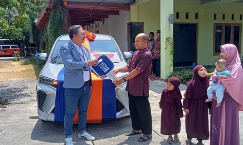 Datangi Rumah Nasabah, BRI Sukoharjo Serahkan 2 Mobil Hadiah Undian Simpedes