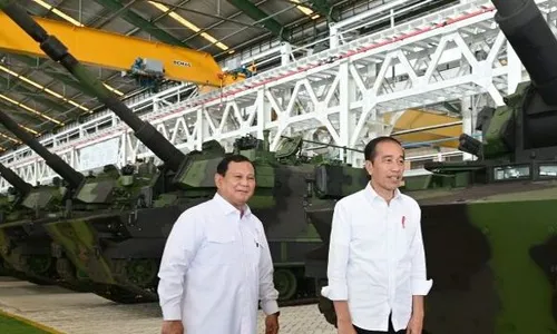 Menhan Prabowo Temani Presiden Jokowi ke PT Pindad, Kompak Berbaju Putih