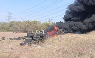 400 Ban Bekas di Lapangan Tembak Trucuk Klaten Terbakar, Asap Hitam Membubung