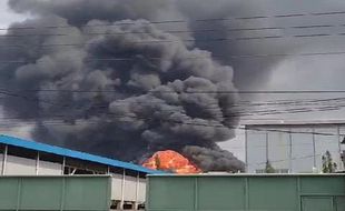 Breaking News! Gudang Tiner di Kawasan Industri Candi Semarang Terbakar