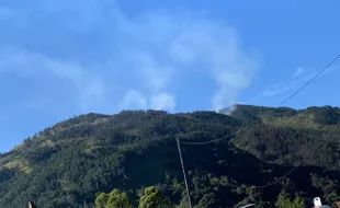 Kebakaran Hutan di Lereng Gunung Lawu Belum Padam hingga Pagi Ini